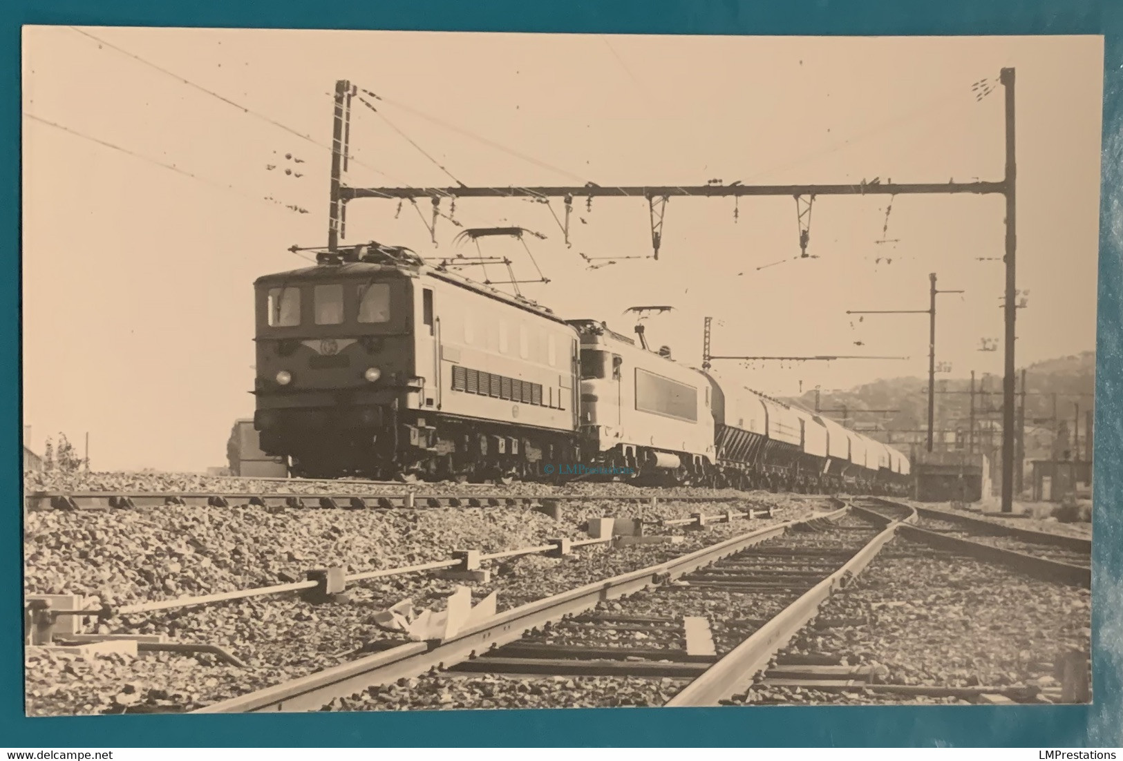 Locomotives SNCF BB 900 BB 7200 Double Traction - Photo Train Brive - 1983 - France Limousin Corrèze 19 Locomotive Gare - Treinen