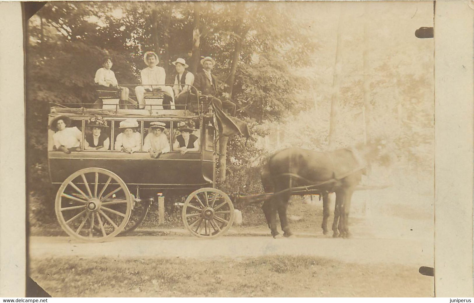 CARTE PHOTO REPRESENTANT UNE " MALLE " CALECHE AVEC SES VOYAGEURS PRISE A SANDRICOURT ( DOMAINE )1909 - Other & Unclassified