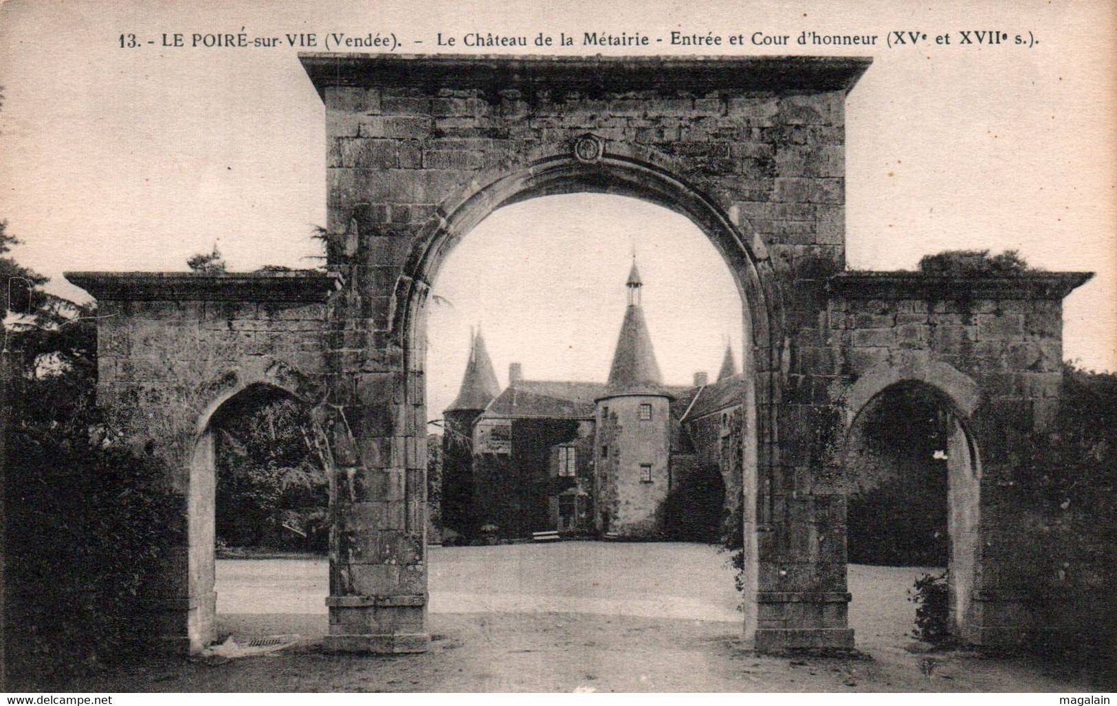 Le Poiré Sur Vie : Le Château De La Métairie, Entrée Et Cour D'honneur - Poiré-sur-Vie