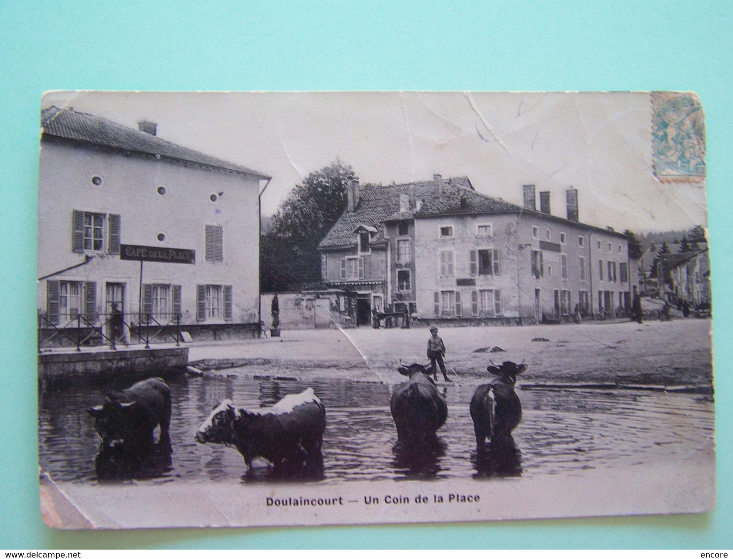 DOULAINCOURT. HAUTE MARNE. DOULAINCOURT-SAUCOURT. LES COMMERCES. LES VACHES. UN COIN DE LA PLACE.   100_4442 - Doulaincourt