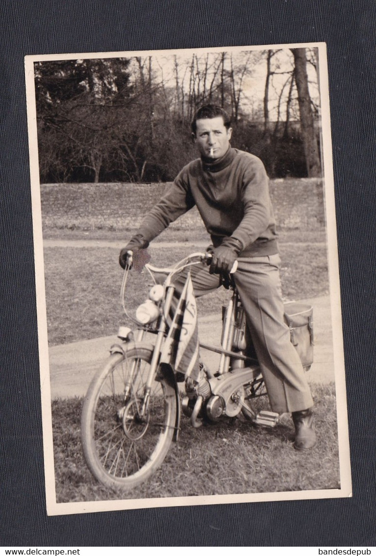 Photo Originale Sedan Floing Portrait Bernard Grune   Avec Son  Velomoteur  Mobylette Aux Couleurs De L' Indochine - Identifizierten Personen