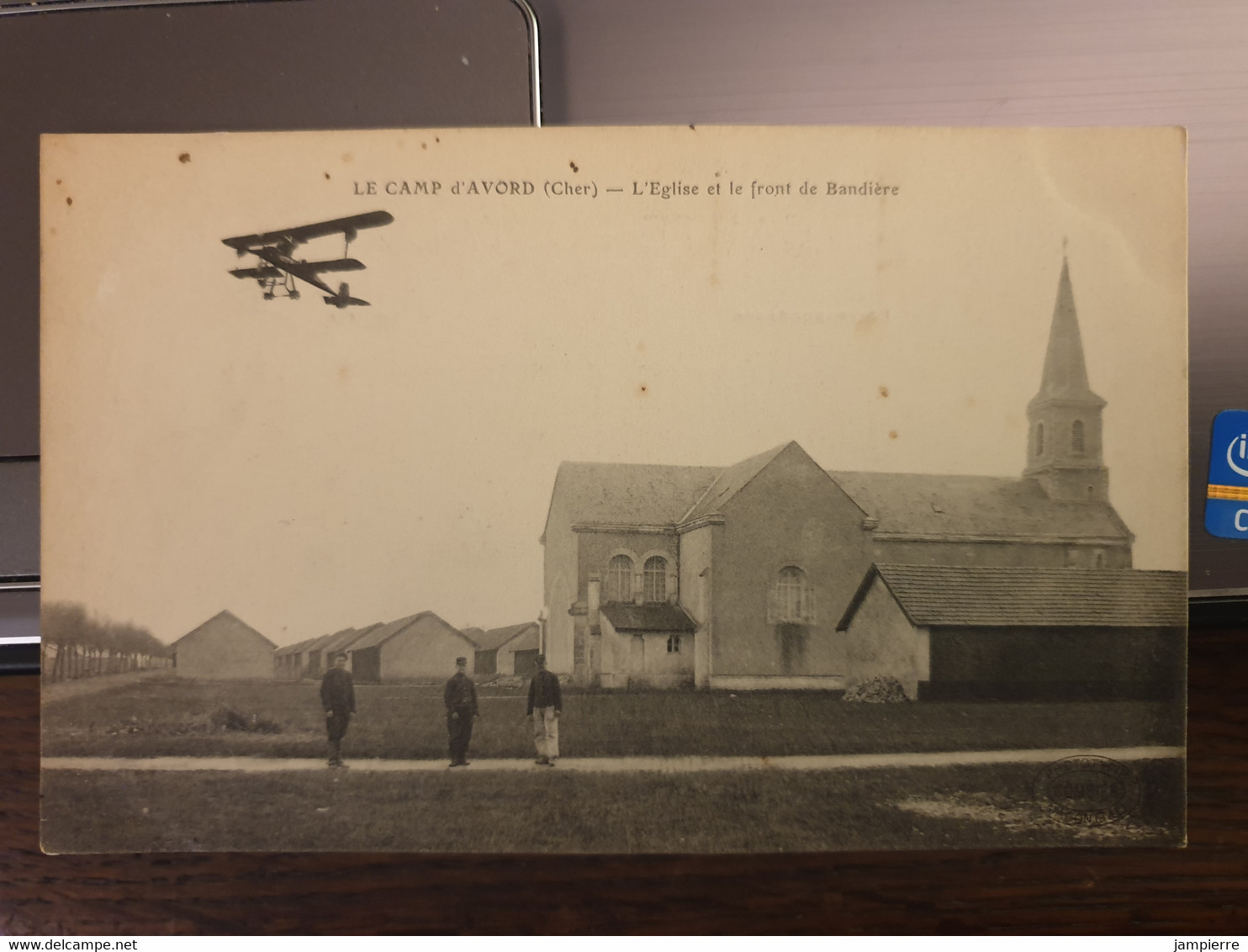 Le Camp D'Avord (Cher) - L'église Et Le Front De Bandière - Avord