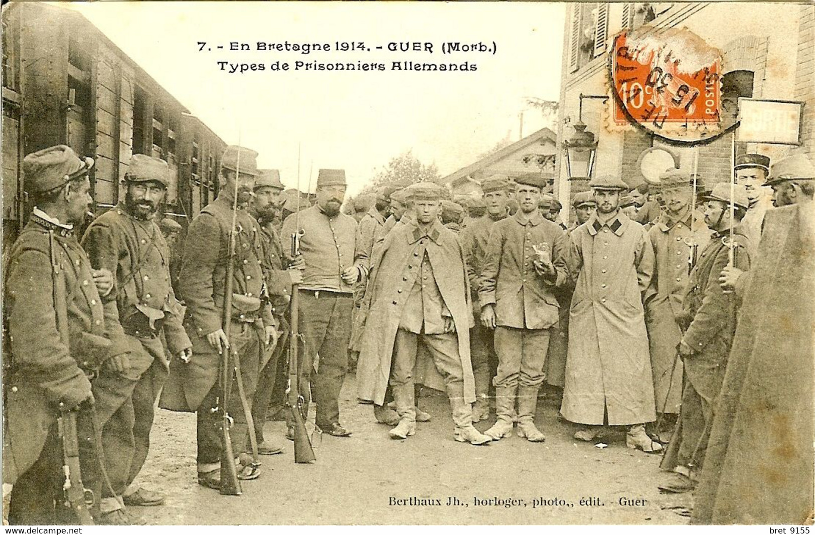 56 GUER COETQUIDAN EN BRETAGNE EN 1914UN GROUPE DE PRISONNIERS ALLEMANDS DESCENDANT DU TRAIN DANS LA GARE - Guer Coetquidan