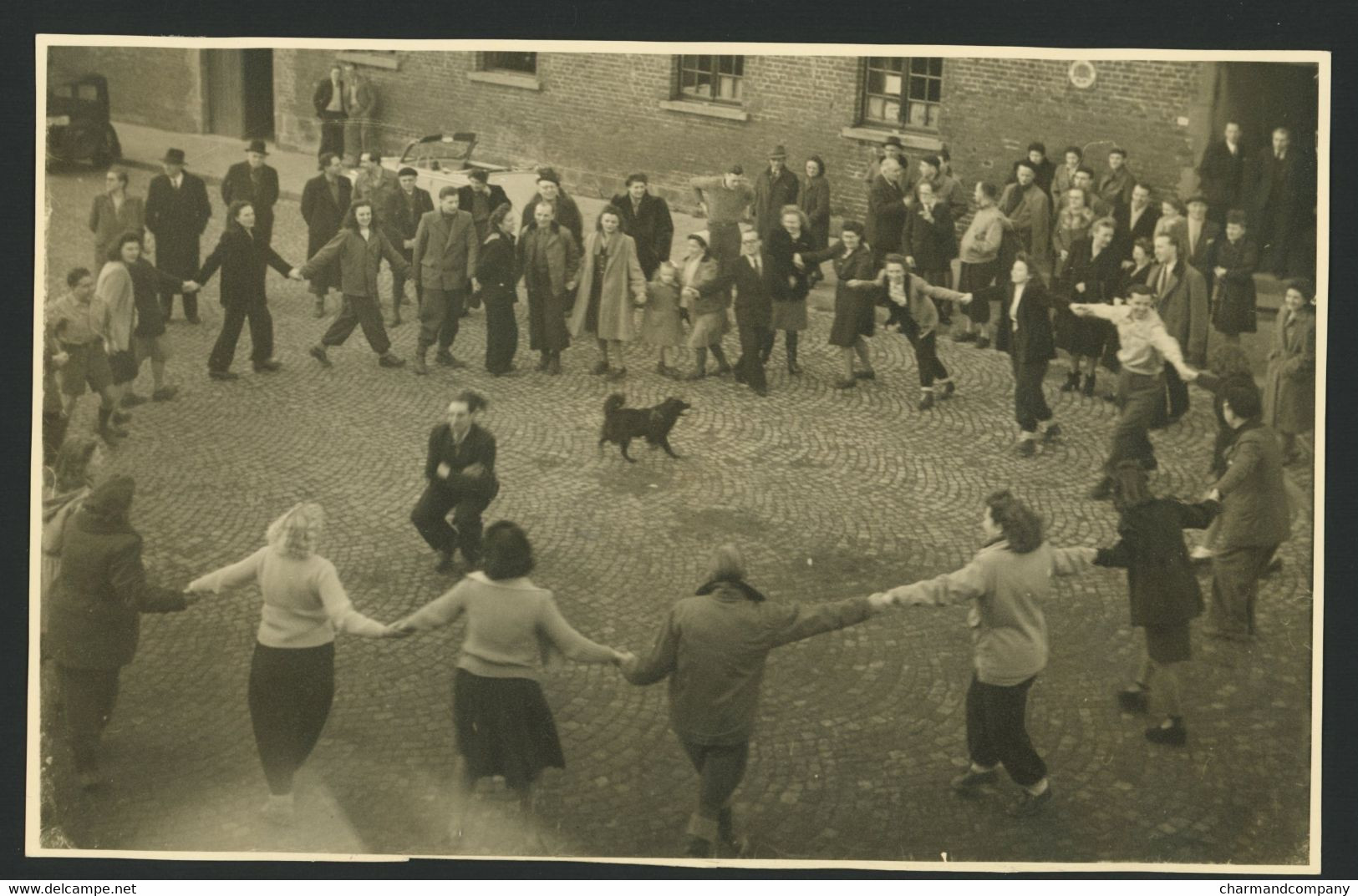 Photo Originale 12 X 14,5 Cm - 1948 - Lombeek - Kermesse Aux Boudins - Grande Ronde - Homme Et Chien Au Milieu - Orte