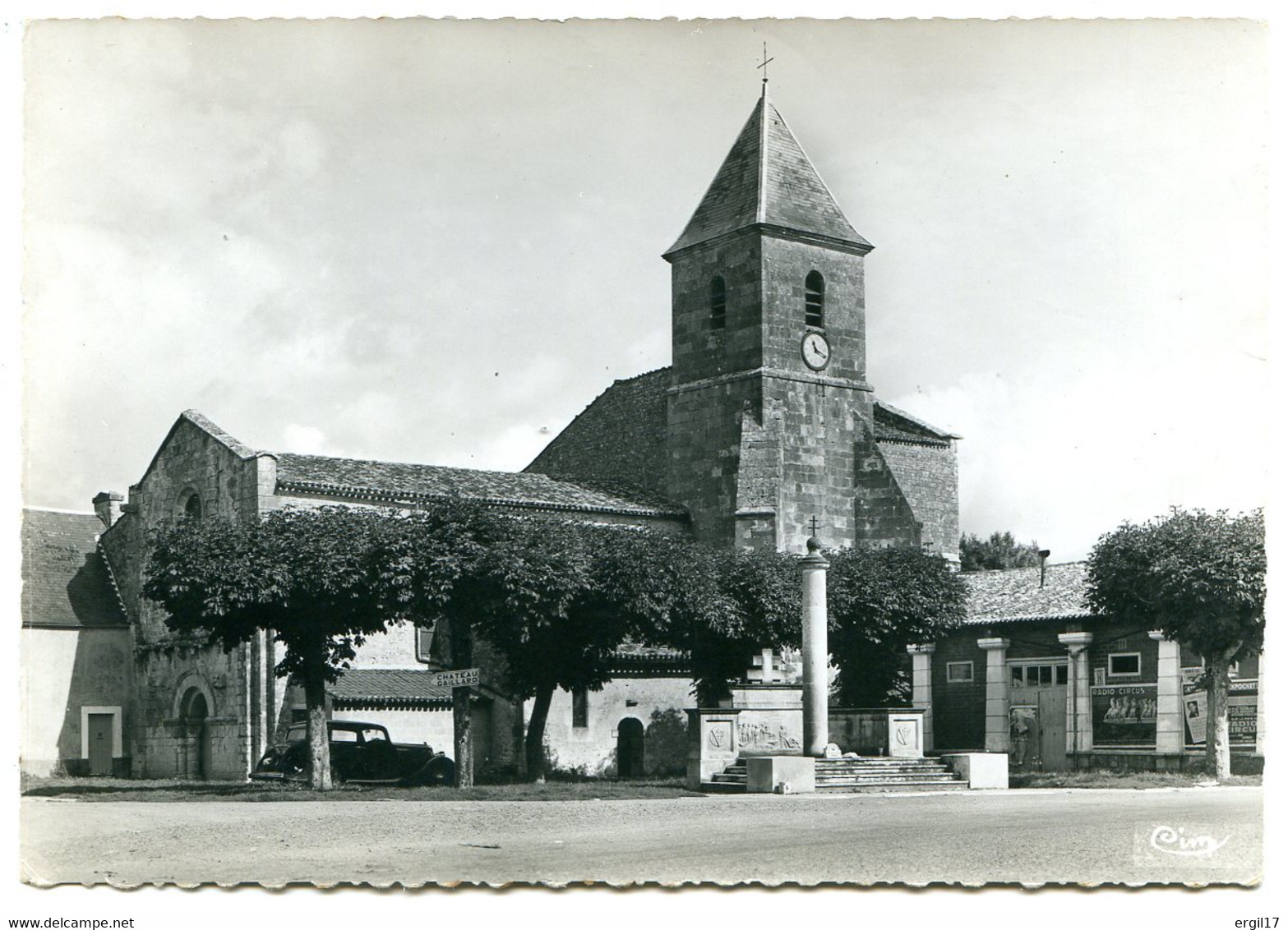 17770 SAINT HILAIRE DE VILLEFRANCHE - L'église - Traction Avant Citroën - Andere & Zonder Classificatie