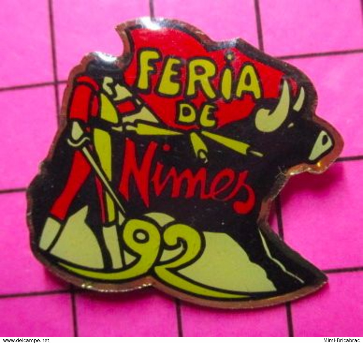 922 Pin's Pins / Beau Et Rare / THEME SPORTS / TAUROMACHIE CORRIDA VACHE TAUREAU FERIA DE NIMES 92 - Feria - Corrida