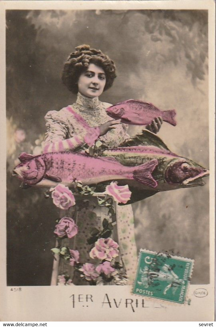 1er AVRIL . -  Carte-Photo D'une Jeune Femme Tenant De Gros Poissons. Ed. CIRCE - 1er Avril - Poisson D'avril