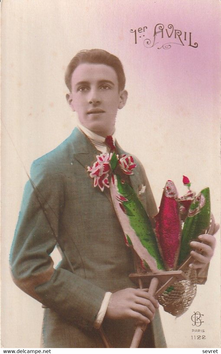 1er AVRIL . -  Carte-Photo D'un Jeune Homme  Des Années 20 Posant Avec Une épuisette Et Des Poissons - 1er Avril - Poisson D'avril