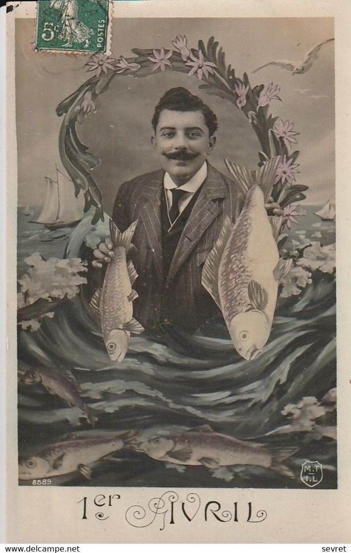 1er AVRIL . -  Photo- Montage D'un Jeune Homme Moustachu  Posant En Mer Avec Des Poissons - 1er Avril - Poisson D'avril