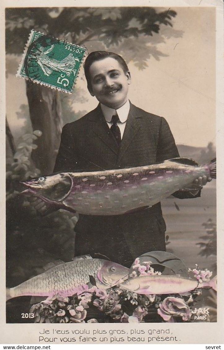 1er AVRIL . -  Lot De 2 Photos- Montages D'un Homme Distingué Posant Avec Des Poissons - 1er Avril - Poisson D'avril