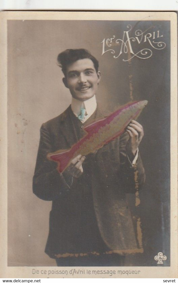 1er AVRIL . -   Photo D'art D'un Jeune Homme Distingué Posant Avec Un  Poisson - 1er Avril - Poisson D'avril