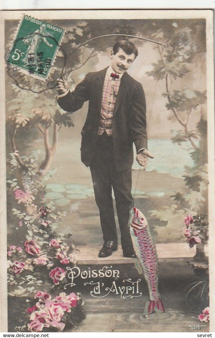 POISSON D' AVRIL . -  Photo-montage D'un Jeune Homme Moustachu Posant Avec Un  Poisson Au Bout De Sa Canne à Pêche - 1er Avril - Poisson D'avril