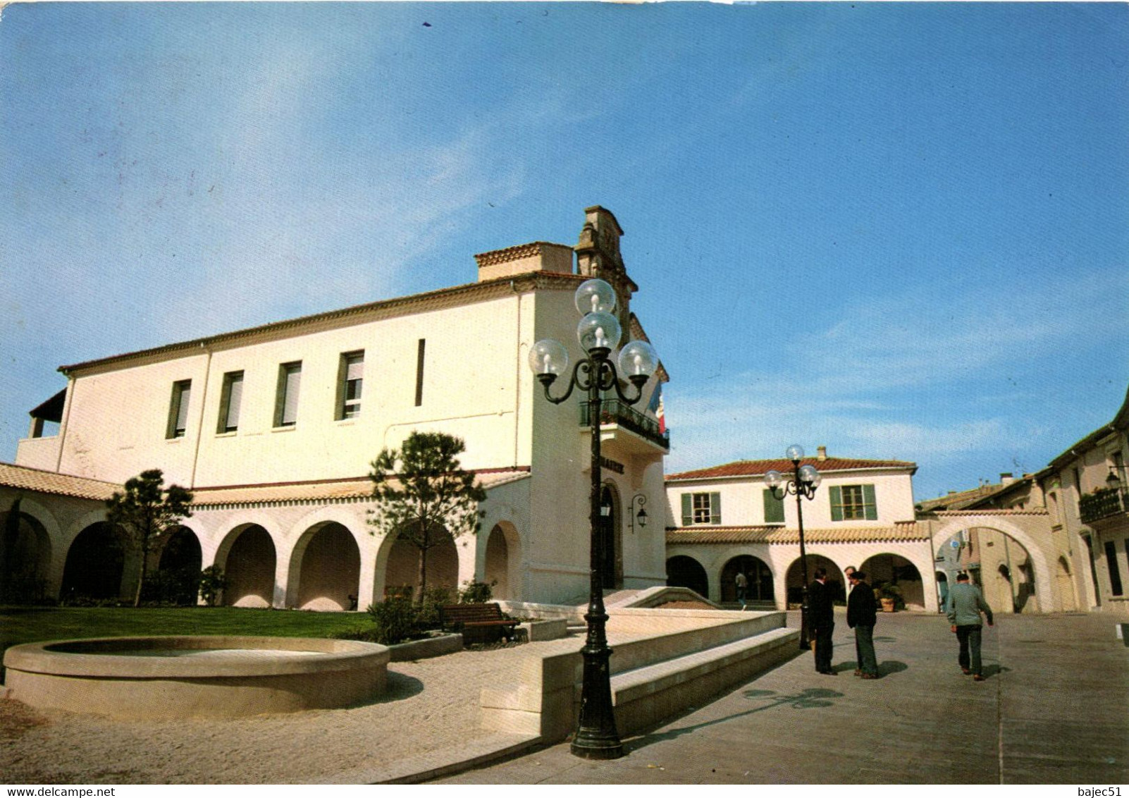 Vergèze - Place De La Mairie - Vergèze