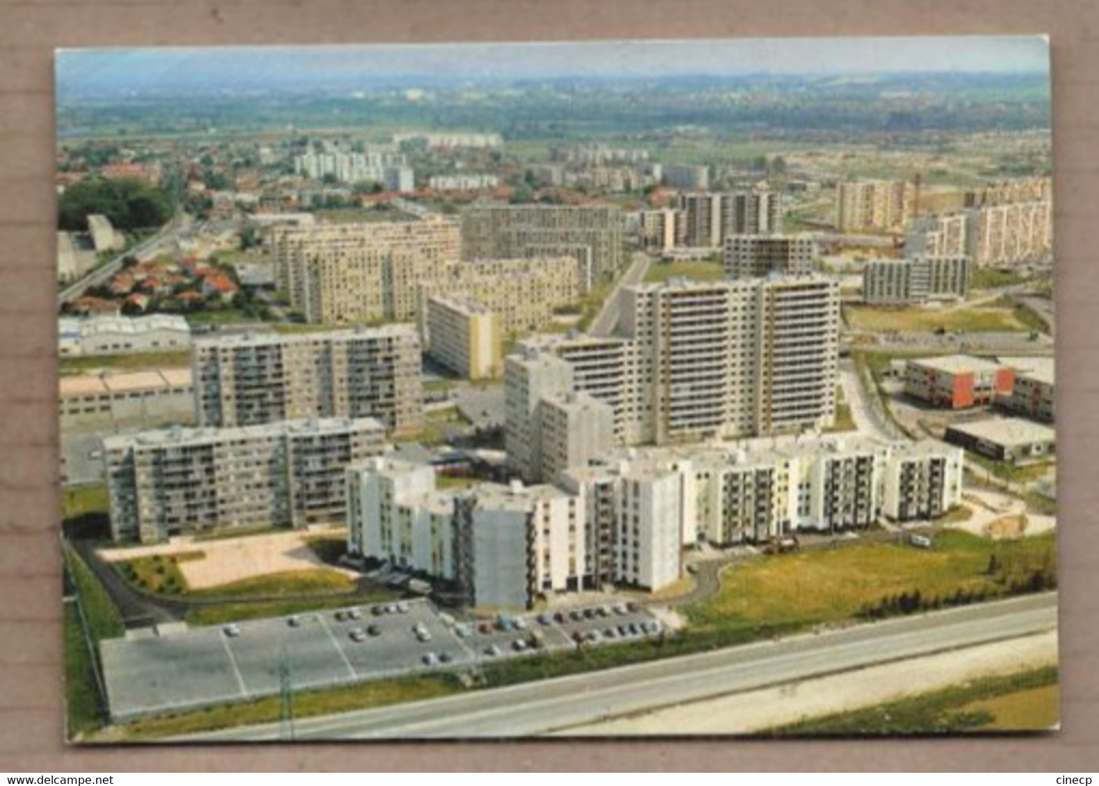 CPSM 69 - VAUX EN VELIN - Vue Générale - TB PLAN Aérien Quartier Cité HLM Avec Gros Plan IMMEUBLES - Vaux-en-Velin