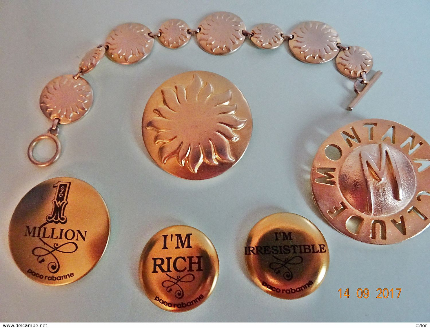 Lot De Broches, Badges  Et Bracelet De Parfumeurs Montanna Paco Rabanne, Soleïado - Broches