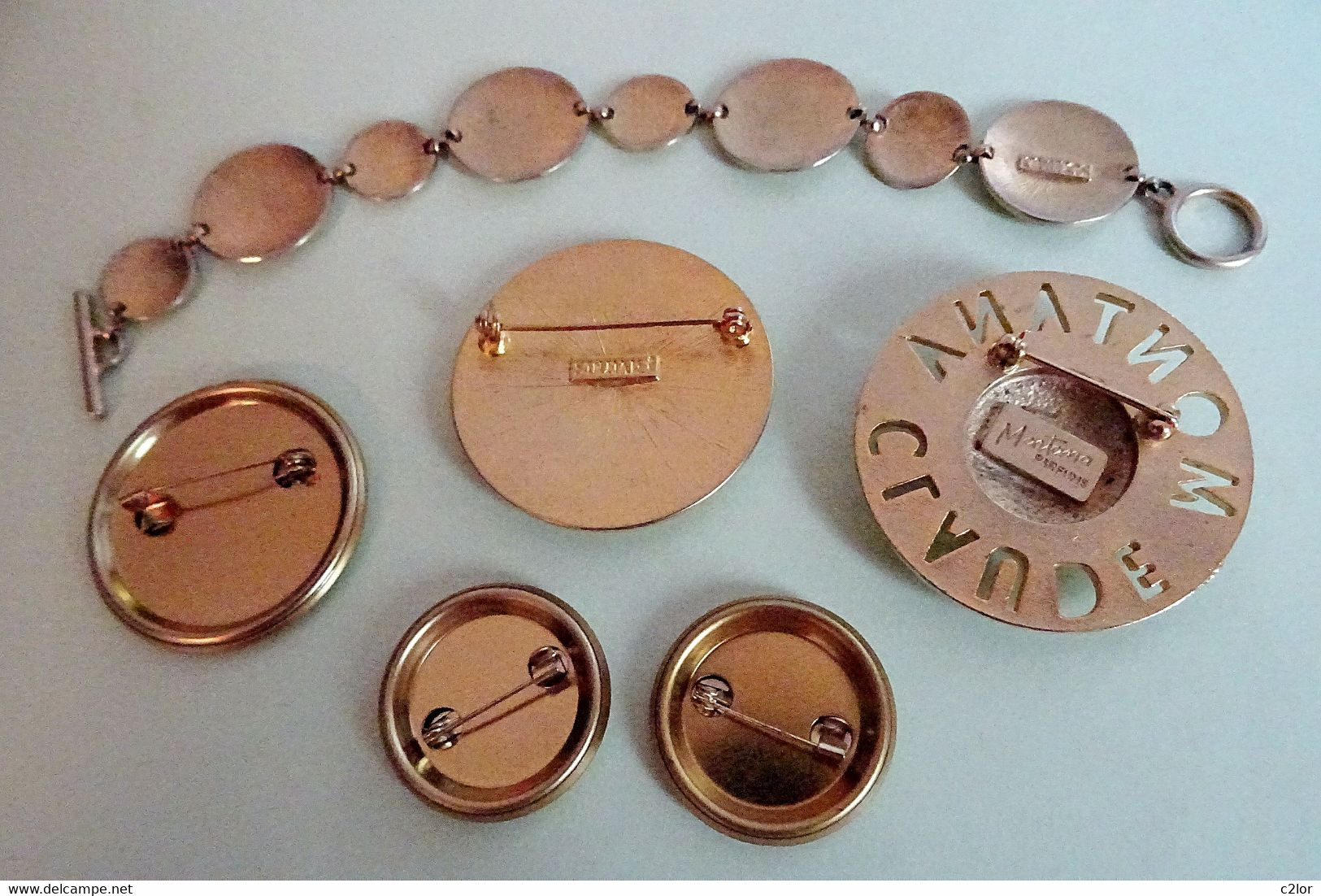 Lot De Broches, Badges  Et Bracelet De Parfumeurs Montanna Paco Rabanne, Soleïado - Broches