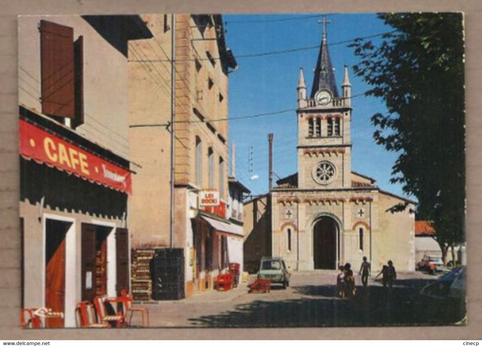 CPSM 69 - VAUX EN VELIN Place Antoine-Saunier , église Notre-Dame De L'Assomption TB ANIMATION Café MAGASIN AUTOMOBILES - Vaux-en-Velin