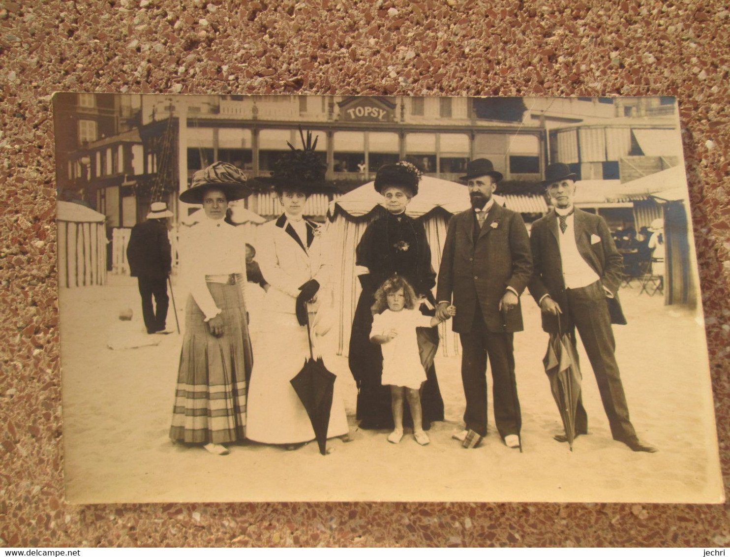 Carte Photo  Trouville Sur Mer , Famille Tres Elegante , Devant Restaurant Topsy - Trouville