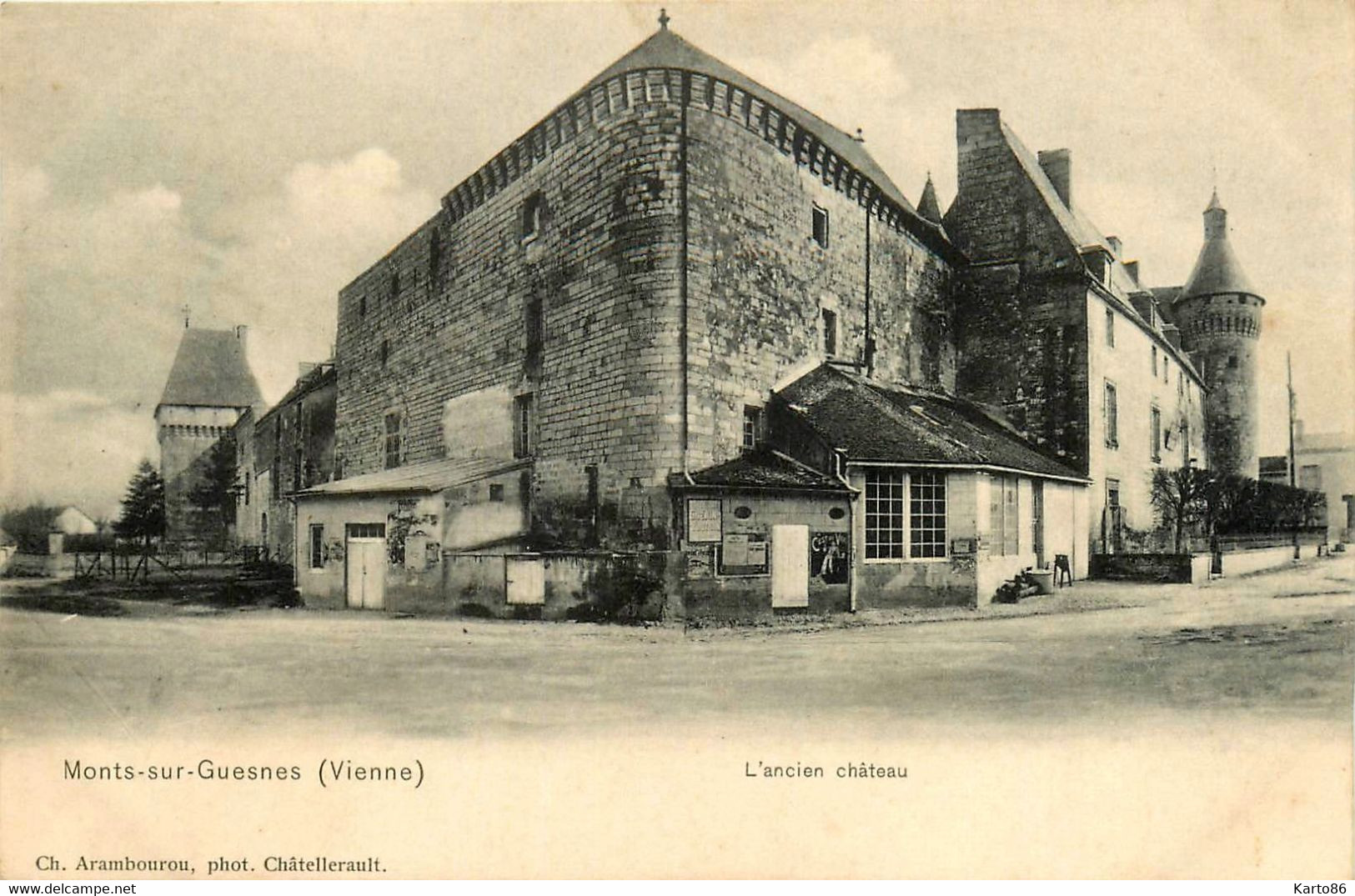 Monts Sur Guesnes * Place Et Vue Sur L'ancien Château - Monts Sur Guesnes