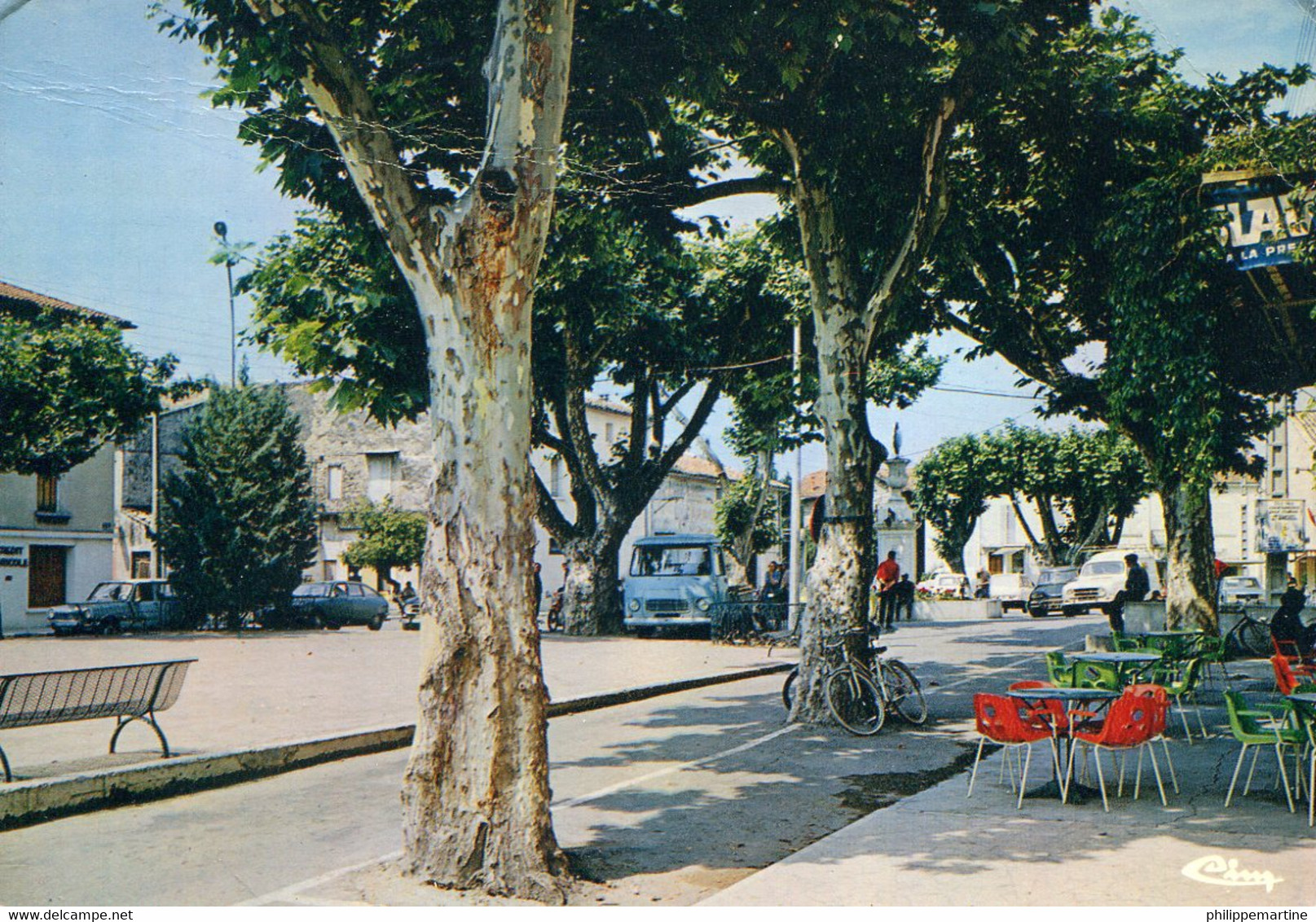 84 - Sarrians : Place Jean Jaurès - Voitures (Renault 4L...) - Sarrians