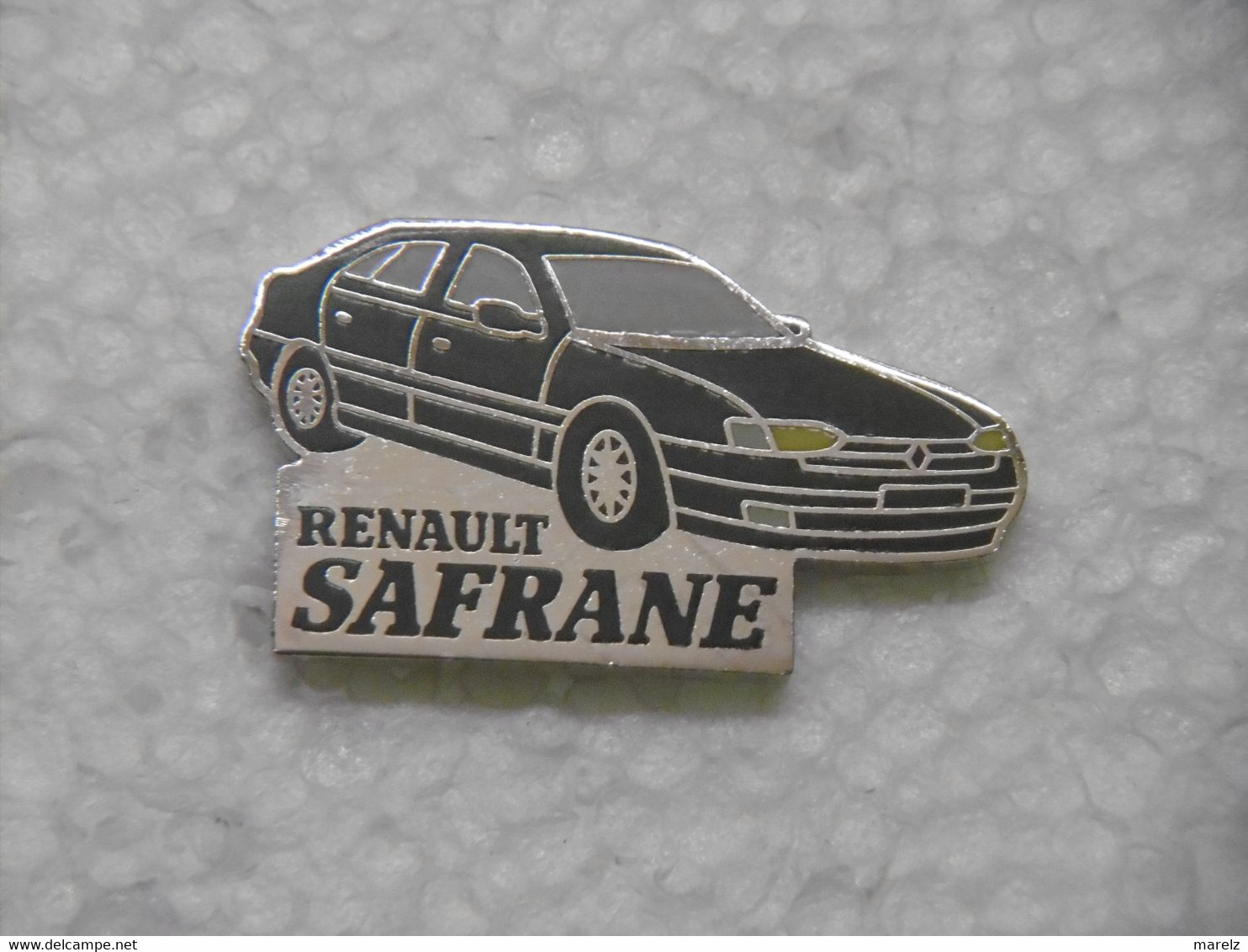 Pin's Automobile RENAULT SAFRANE - Pin Badge EGF Argenté - Voiture Noire - Renault