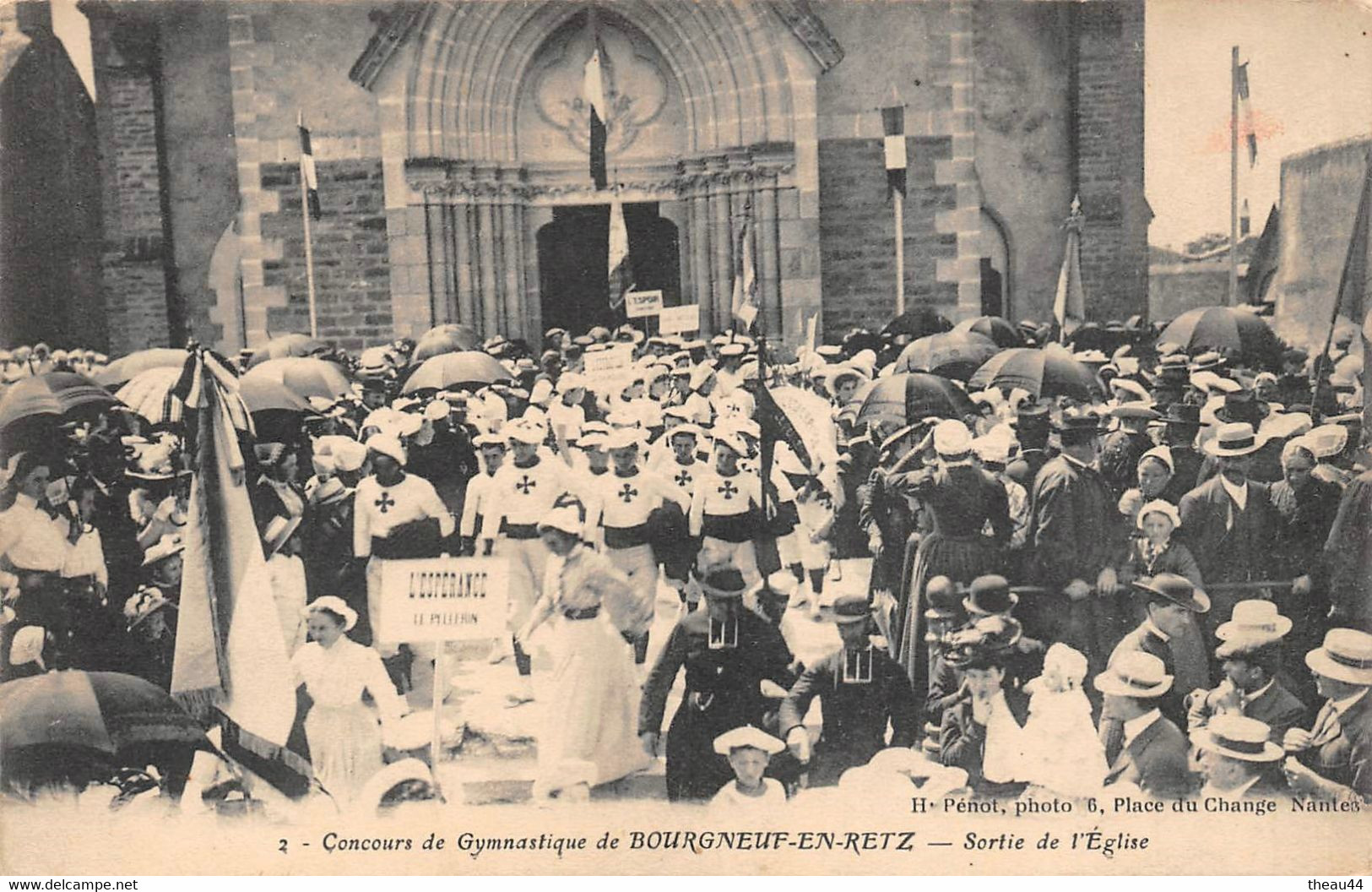 BOURGNEUF-en-RETZ - Concours De Gymnastique - Sortie De L'Eglise - Un Groupe De Gymnastes " L'Espérance Du PELLERIN " - Bourgneuf-en-Retz