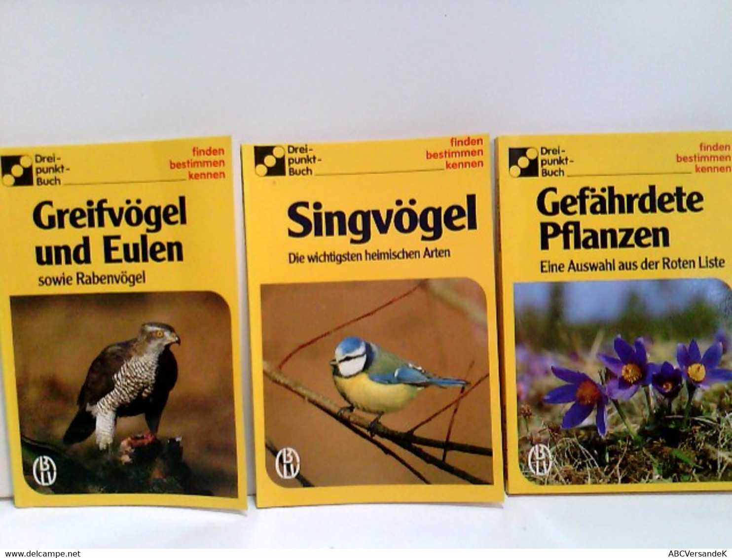 Konvolut Bestehend Aus 3 Bänden, Zum Thema: Greif- Und Singvögel, Gefährdete Pflanzen. - Natura