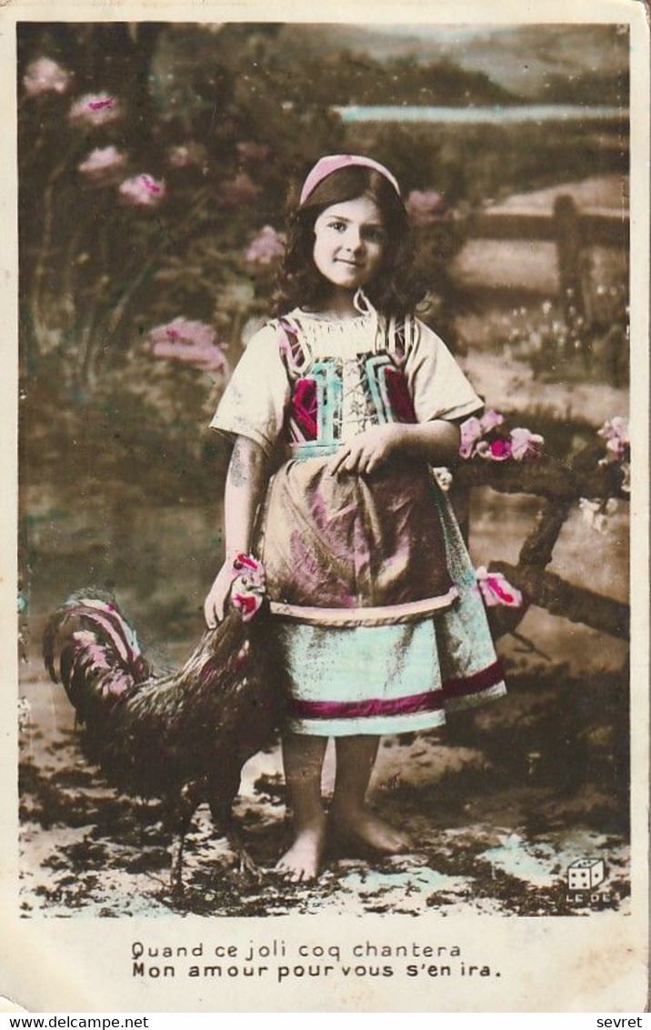 Photo Montage D'une Petite Paysanne Avec Un Coq - Verzamelingen & Reeksen