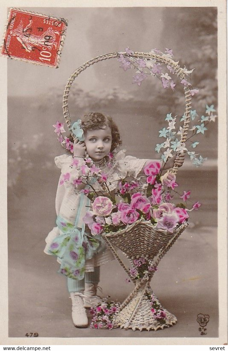 Photo Montage D'une Fillette Tenant Une énorme Corbeille De Fleurs - Collections, Lots & Series