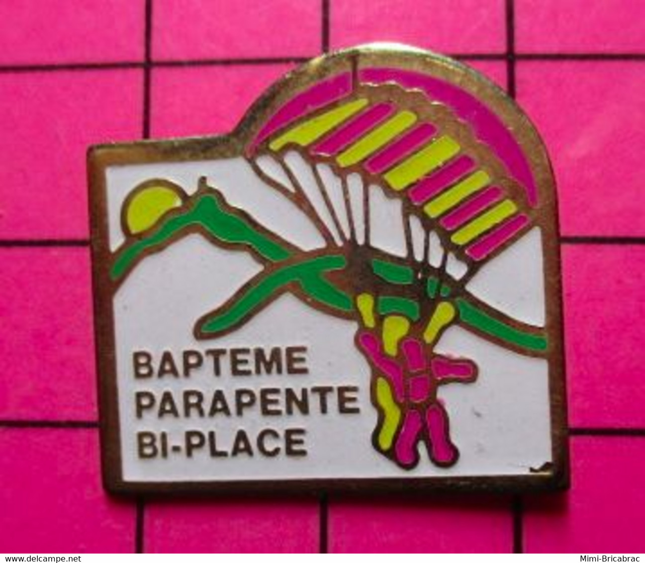2517 Pin's Pins / Beau Et Rare / THEME SPORTS / PARACHUTISME BAPTEME PARAPENTE BI-PLACE - Parachutespringen