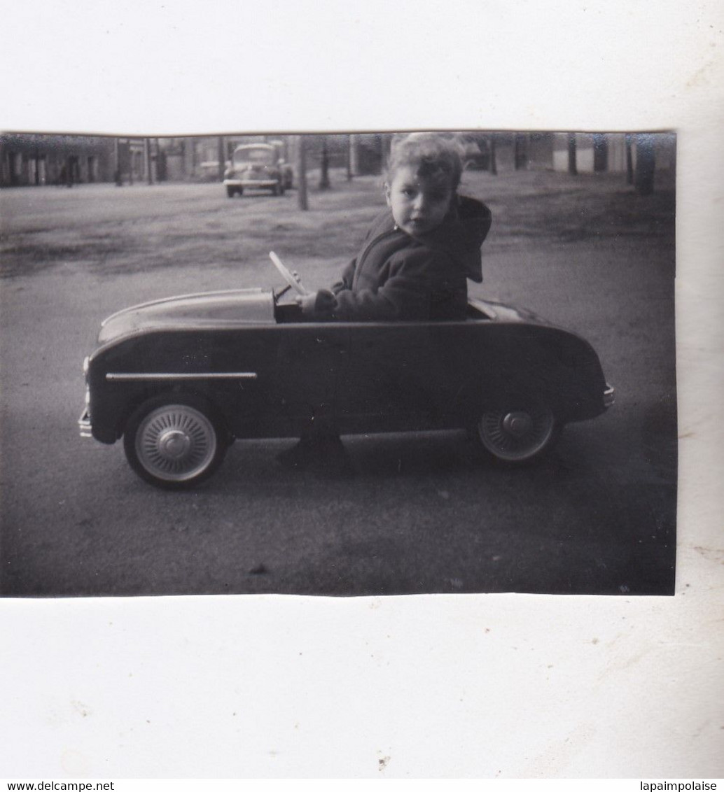 Photo De Particulier Automobile Ancienne  Jouet Voiture à Pédales  Marque Simca Circa 50/60  Réf 13812 - Automobile