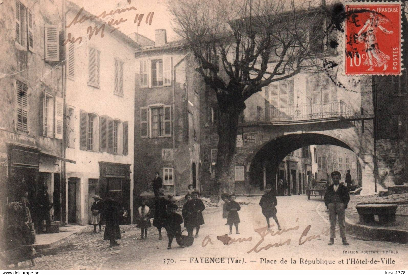 83 / FAYENCE / PLACE DE LA REPUBLIQUE ET L HOTEL DE VILLE / TRES JOLIE CARTE / RARE - Fayence