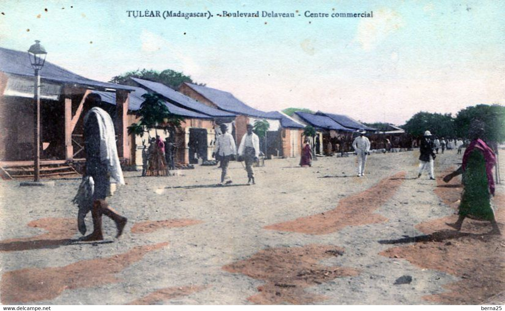 MADAGASCAR   TULEAR BOULEVARD DELAVEAU  CENTRE COMMERCIAL COLORISEE VOYAGEE 1913 PARFAIT ETAT - Madagascar
