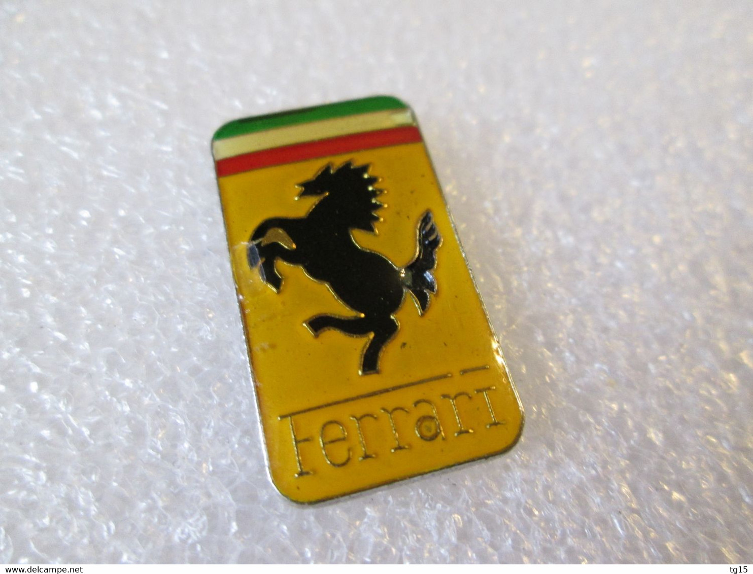 PIN'S    LOGO  FERRARI     26X15mm - Ferrari