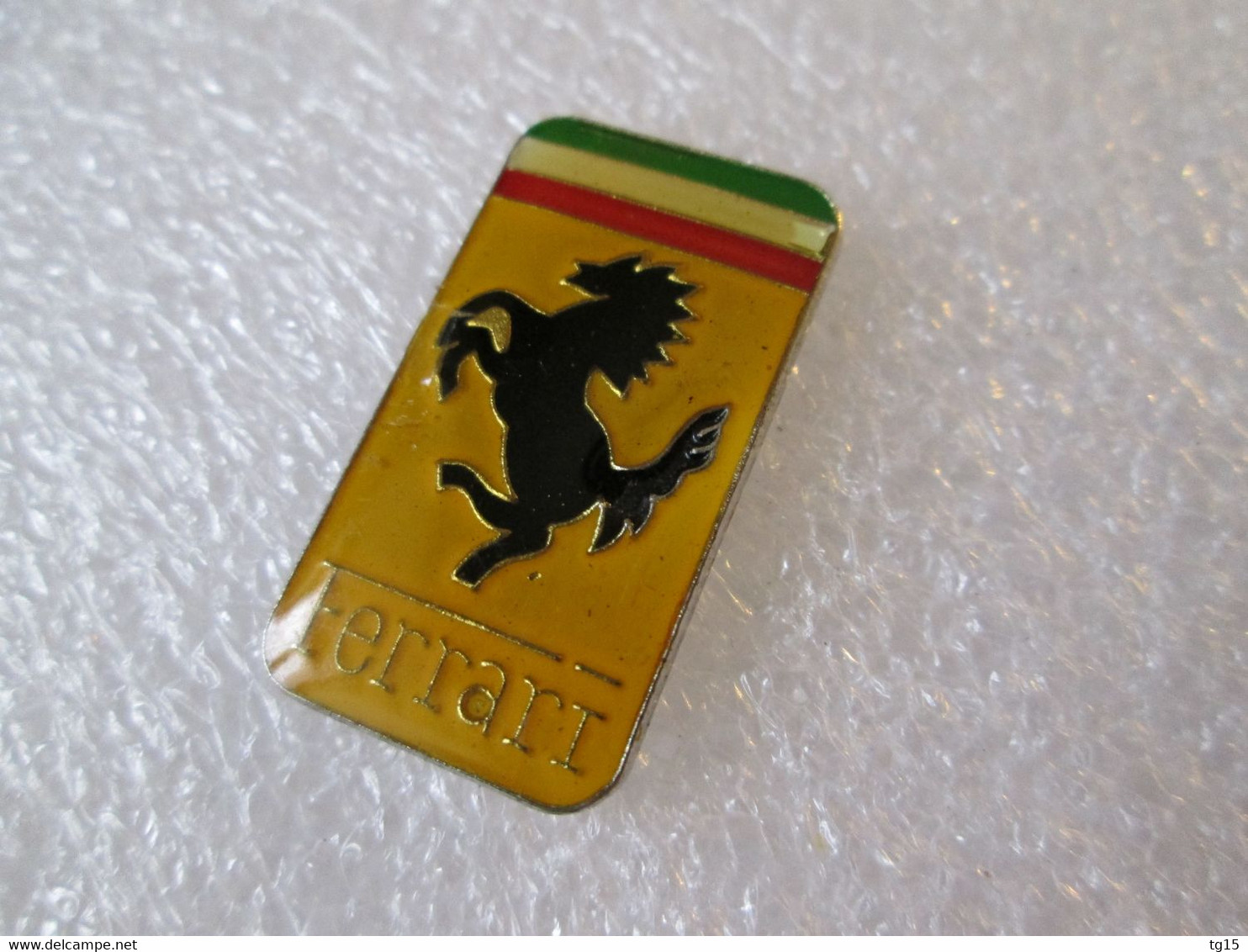 PIN'S    LOGO  FERRARI     26X15mm - Ferrari