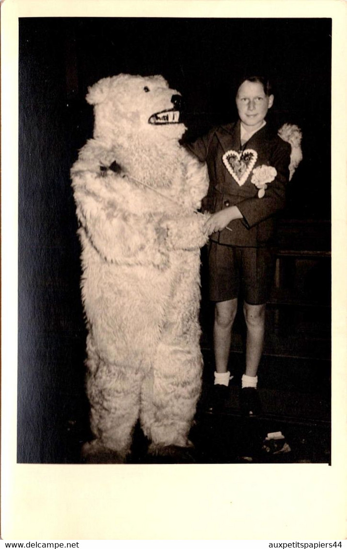 Carte Photo Originale Déguisement D'Ours Blanc Polaire - Eisbär Et Son Jeune Adolescent Au Gâteau Sucré Autour Du Cou. - Personas Anónimos