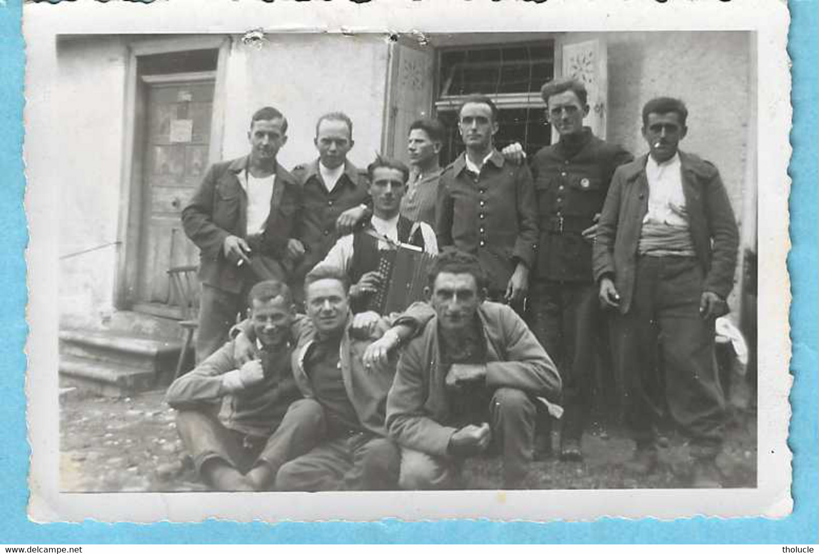 Photo Originale-Prisonniers De Guerre Belges+/-1943-Beauraing-Stalag V A-Ludwigsburg-Accordéon-Censure Geprüft-35 Rouge - War, Military