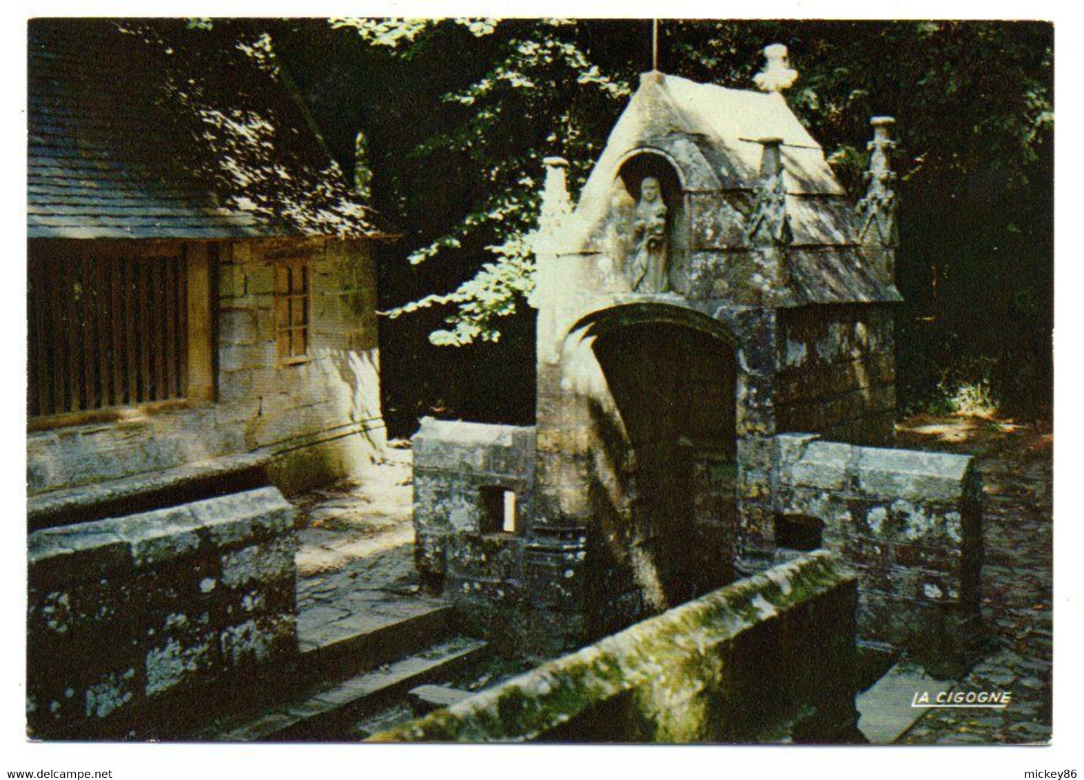 DAOULAS- Fontaine Gothique Construite En 1550 Par L'abbé Olivier Du Chatel..curieux Oratoire Balustrade Bois....à Saisir - Daoulas