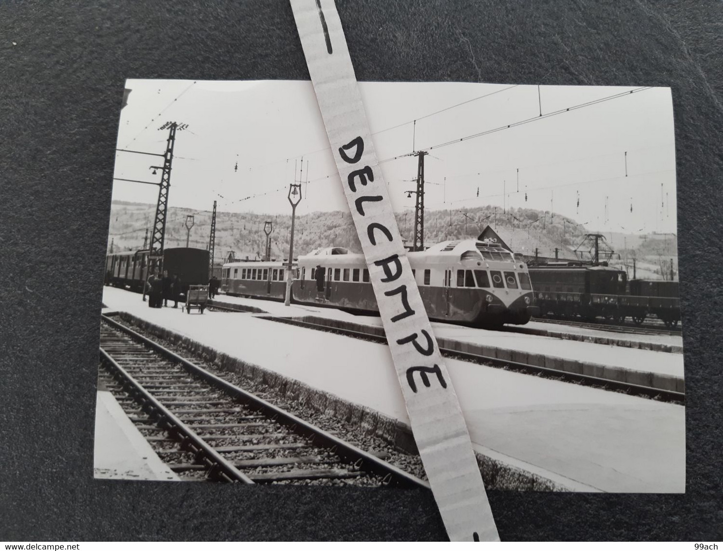 SNCF : Photo Originale J BAZIN 10 X 15 Cm : autorail ADX2 à SEVERAC LE CHATEAU (12) Le 14/05/1956 - Treinen