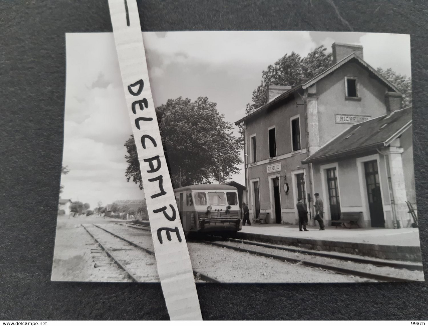 SNCF : Photo Originale J BAZIN 10 X 15 Cm : autorail 2 Essieux à RICHELIEU (37) Le 04/06/1955 - Treinen