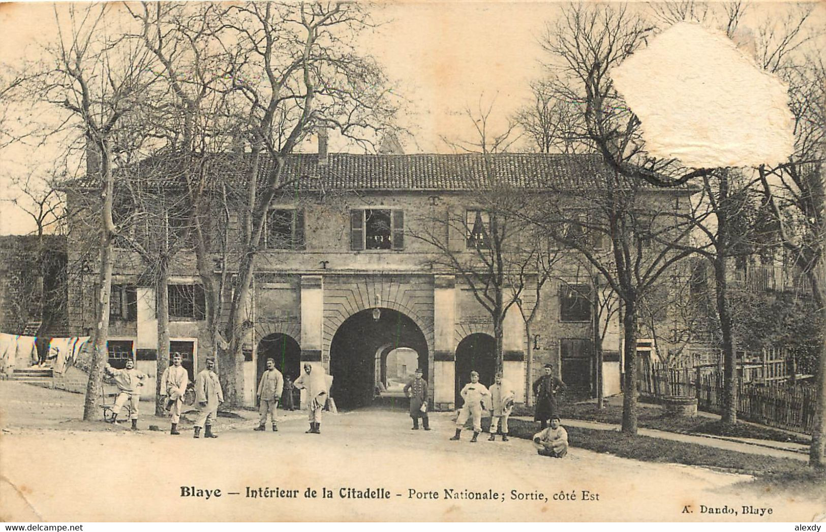 33 BLAYE. Porte Nationale De La Citadelle Avec Militaires (pli Coin Gauche Et Timbre Manquant)... - Blaye