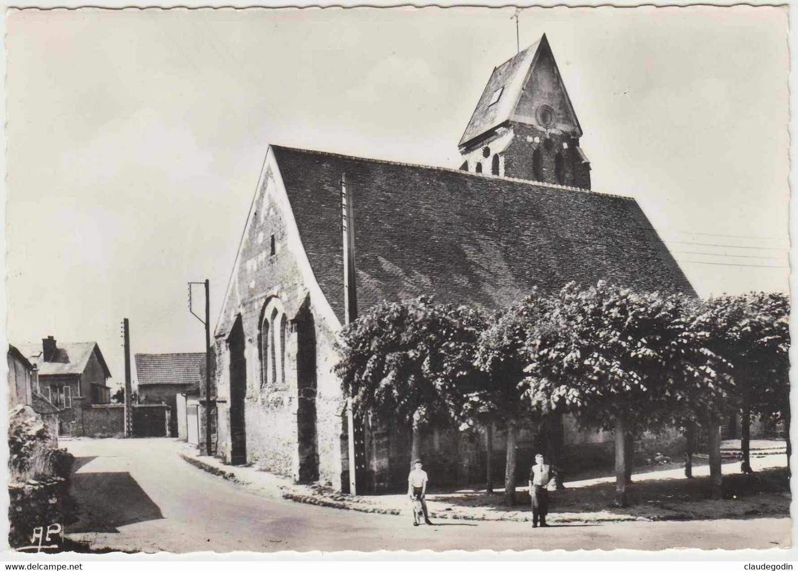 Bois D'Arcy (Seine Et Oise). L'Eglise. CPSM Grand Format Animée.. Personnages.Parfait état - Bois D'Arcy