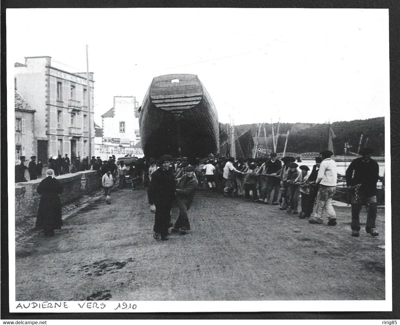 2005  --  AUDIERNE VERS 1910 . TRANSPORT D UNE COQUE SUR LE PORT . 3W706 - Unclassified