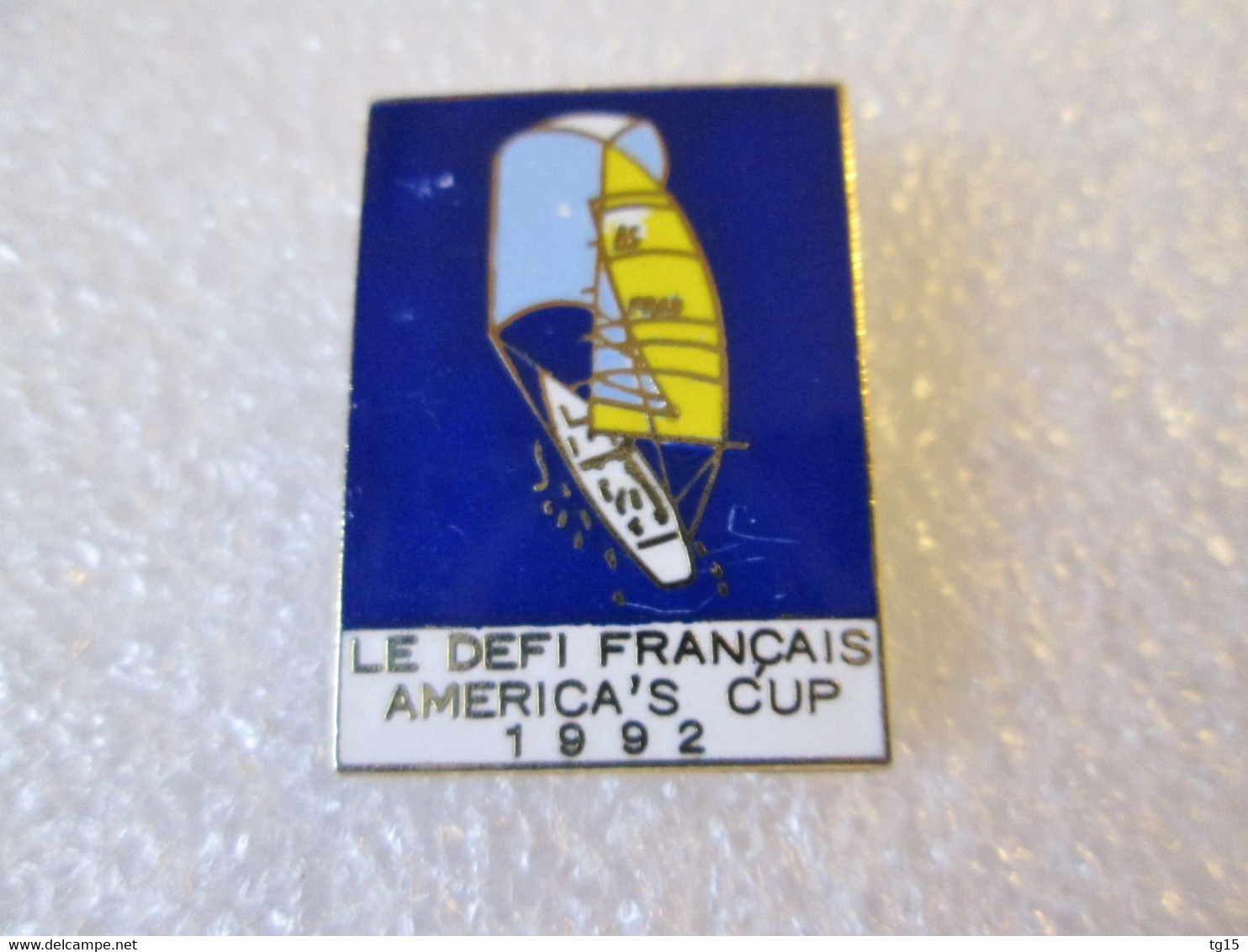 PIN'S    AMERICA'S  CUP   LE DÉFI  FRANÇAIS   1992      Email Grand Feu - Vela