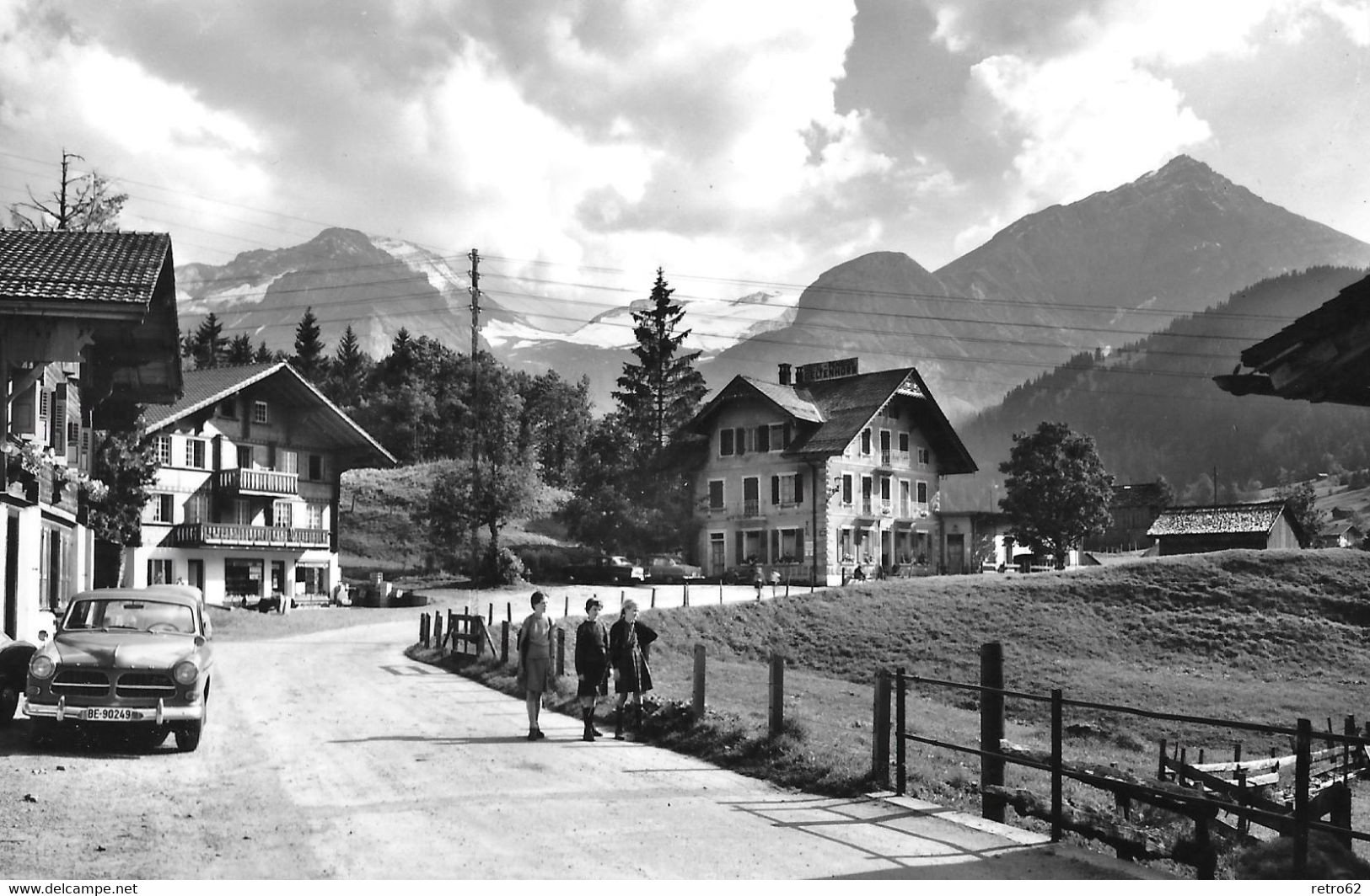 LAUENEN → Dorfstrasse Mit Passanten Und Oldtimer, Fotokarte Anno 1969 - Lauenen