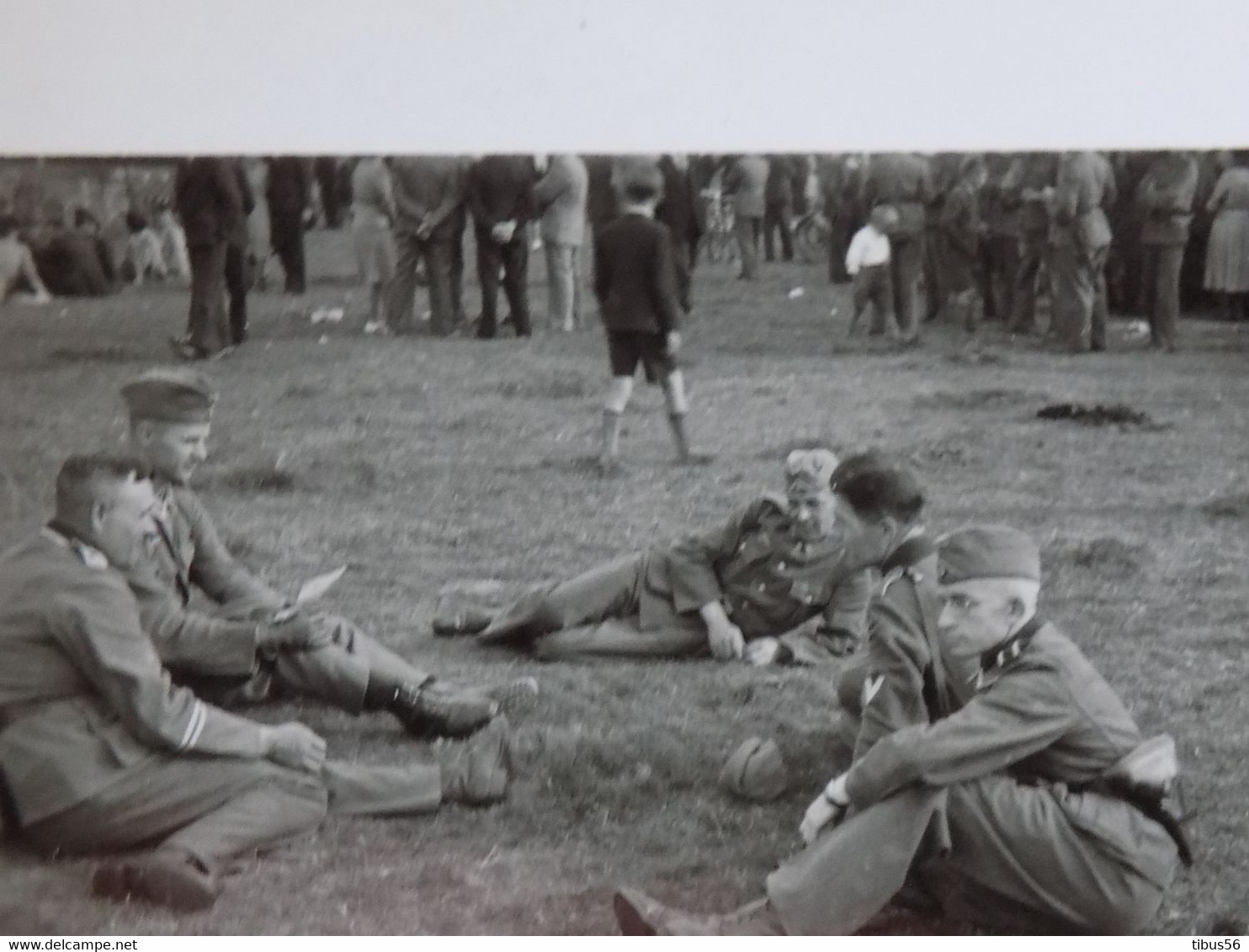 WW2 GUERRE 39 45 OEDELEM BEERNEM BRUGES CHAMP DE COURSES SOLDATS ALLEMANDS LISANT LE PROGRAMME  AOUT 1942 - Beernem