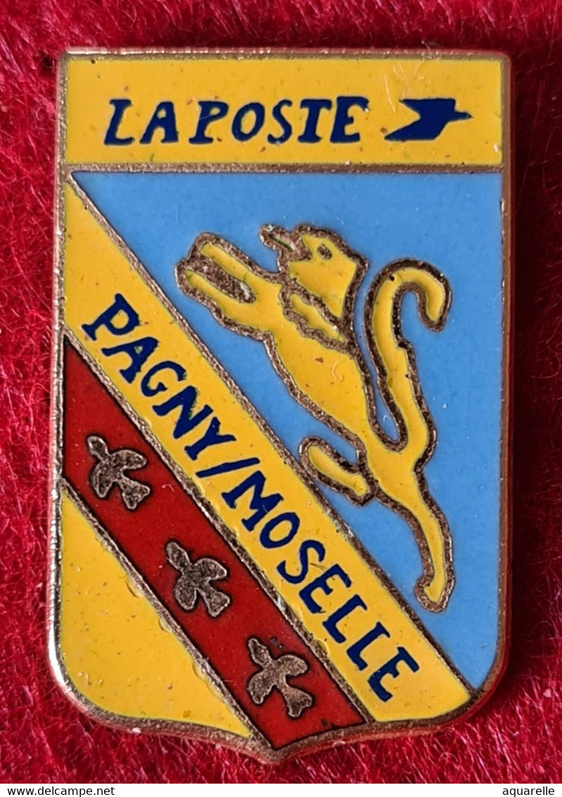 SUPER PIN'S "LA POSTE": Visuel ECUSSON Ville De PAGNY-MOSELLE, émaillé Grand Feu Base Or, Format 2,5X1,5cm - Correo