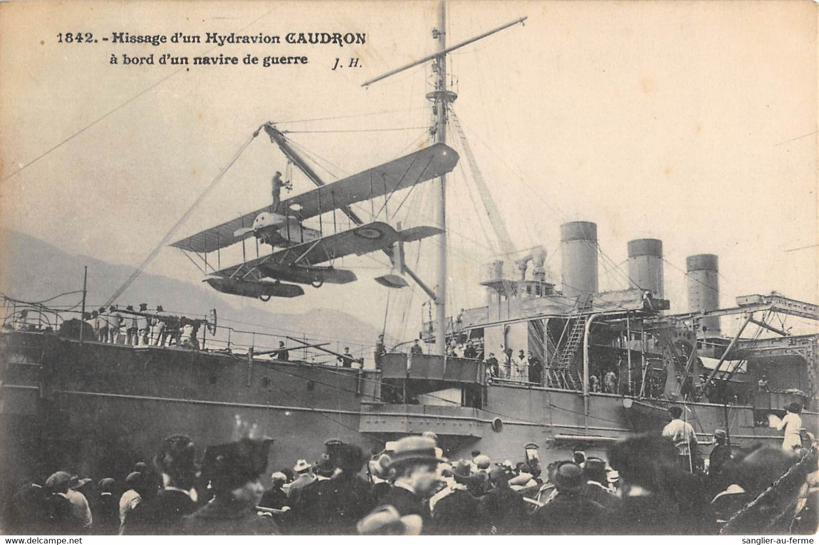 CPA AVIATION HISSAGE D'UN HYDRAVION CAUDRON A BORD D'UN NAVIRE DE GUERRE - ....-1914: Precursors