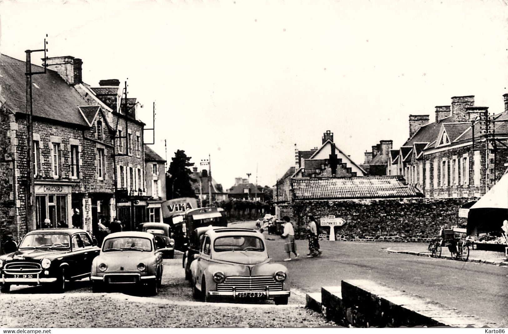 Montmartin Sur Mer * Place Dans Le Bourg Du Village * Automobile Voiture Ancienne - Montmartin Sur Mer