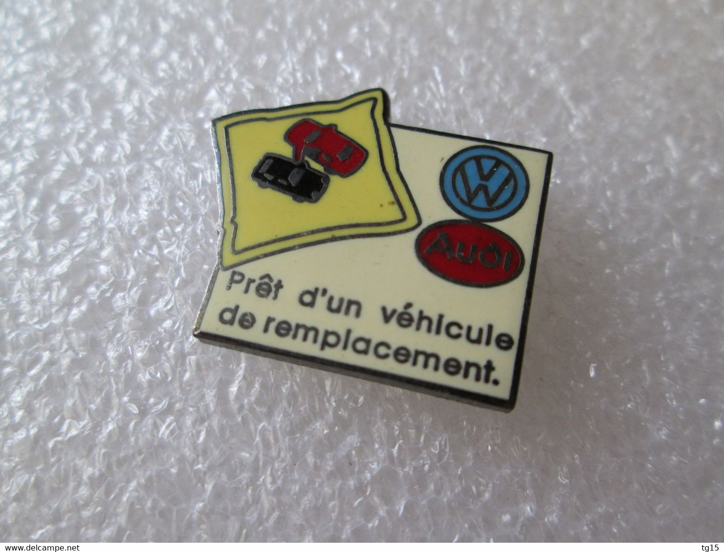 PIN'S    AUDI  VOLKSWAGEN    PRÊT D UN VÉHICULE DE REMPLACEMENT   Zamak  SOFREC  Noir - Audi